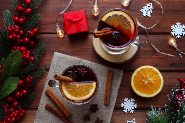 Due bicchieri di vin brulé sulla tavola festiva decorata per Natale Natale o bevande calde invernali