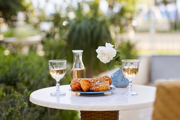 Due bicchieri di vino e dolci freschi sono sul tavolo