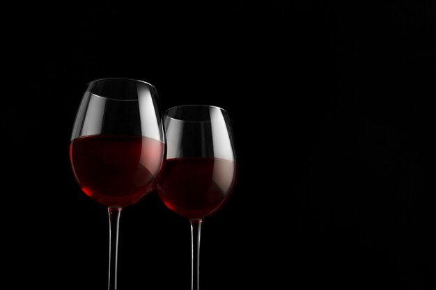 Due bicchieri di vino rosso