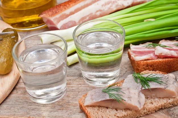 Due bicchieri di vodka e uno spuntino.