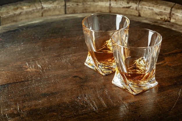 Due bicchieri di whisky su un tavolo di legno nella barra