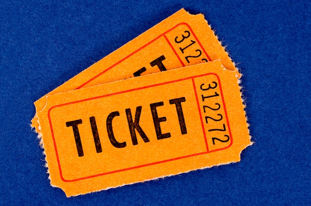 Due biglietti arancioni sul blu.