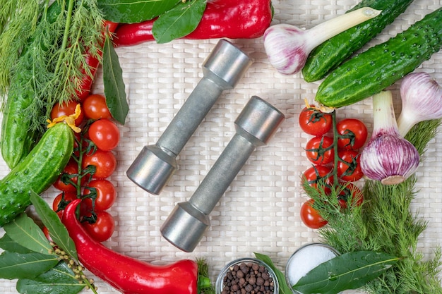 Due binocoli con una varietà di verdure e una varietà di verdure.