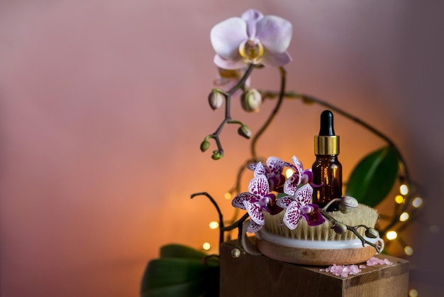 Due bottiglie di siero o olio essenziale con orhid. Bottiglie di vetro con oli cosmetici. concetto di stazione termale. Foto di alta qualità