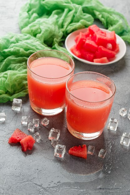 Due bottiglie di succo di anguria