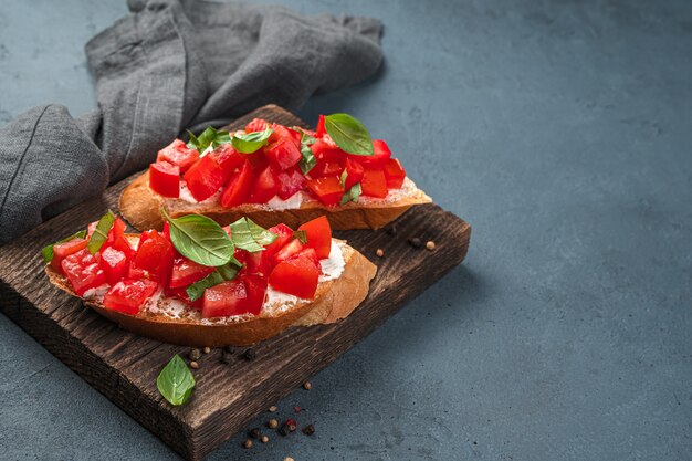 Due bruschette con crema di pomodoro e basilico