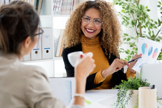 Due businesswoman che lavorano con il computer portatile nel suo ufficio.