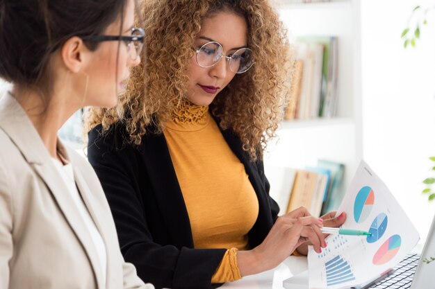 Due businesswoman che lavorano nel suo ufficio.