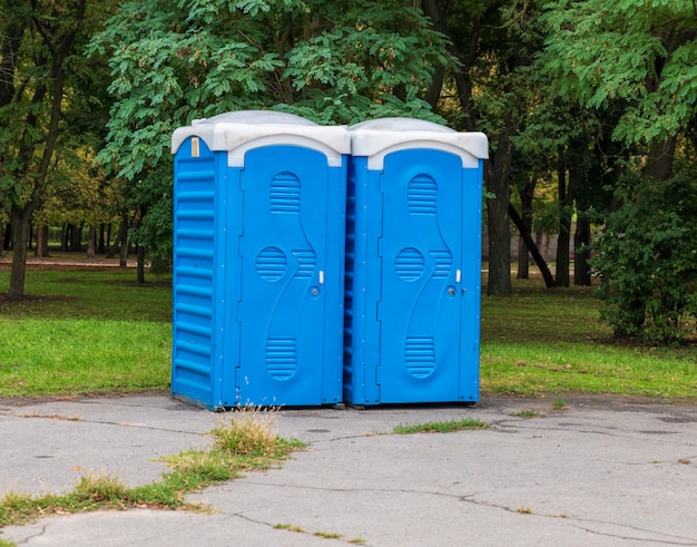 Due cabine blu della toilette bio