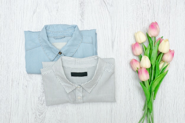 Due camicie e un mazzo di tulipani. Concetto alla moda. Assortimento