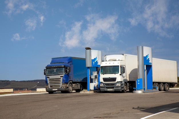 Due camion versano carburante a una stazione di servizio Servizio autostradale