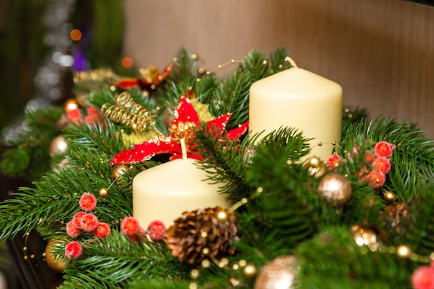 Due candele con decorazione dell'albero di Natale