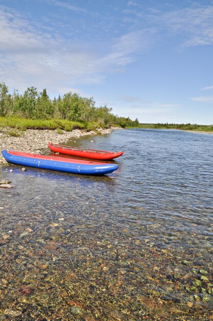 Due canoe gonfiabili sulla riva del fiume Nord