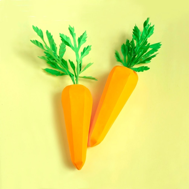 Due carote di carta su sfondo giallo
