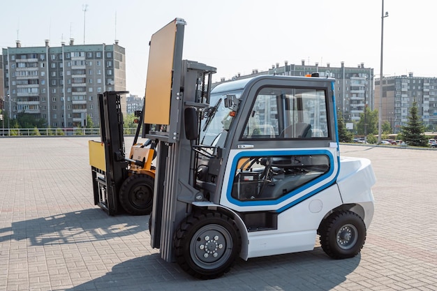 Due carrelli elevatori in una mostra industriale