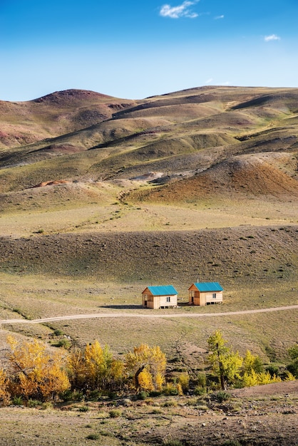 Due case turistiche. Chui steppa, valle Kyzyl-Chin. Autunno nei Monti Altai