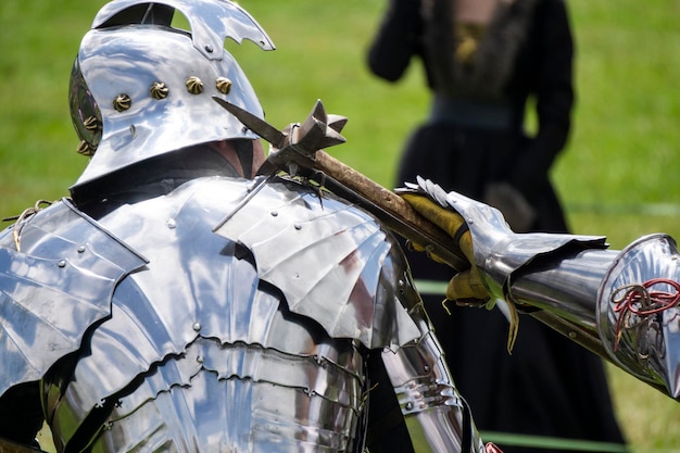 Due cavalieri medievali in armatura combattono con le armi