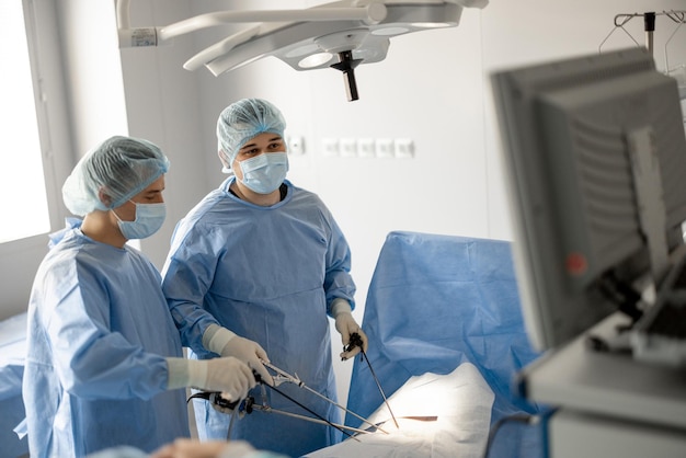 Due chirurghi che operano un paziente con endoscopi