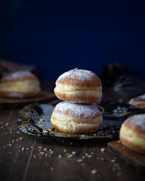 Due ciambelle giacciono su un piatto Spolverato di polvere