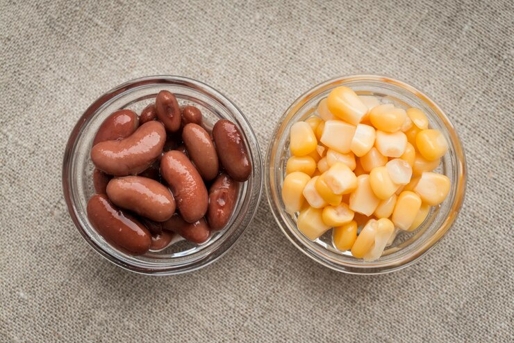 Due ciotole in vetro con fagioli borlotti e mais