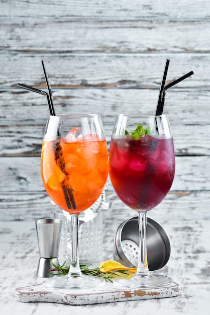 Due cocktail alcolici Aperol Sprits Cocktail con ribes su sfondo di legno Vista dall'alto Spazio libero per la copia