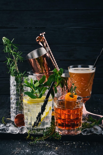 Due cocktail alcolici Gin e Tonic Negroni su uno sfondo di legno nero