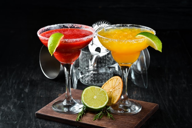 Due cocktail alcolici Margarita su uno sfondo di legno Vista dall'alto Spazio di copia gratuito