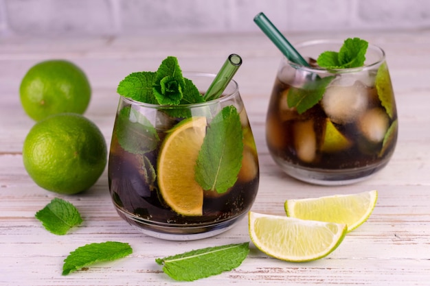 Due cocktail cuba libre di cola lime e menta