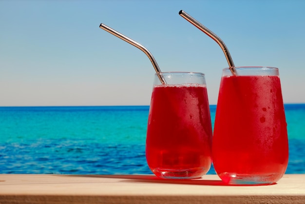 Due cocktail estivi di ciliegie sulla spiaggia