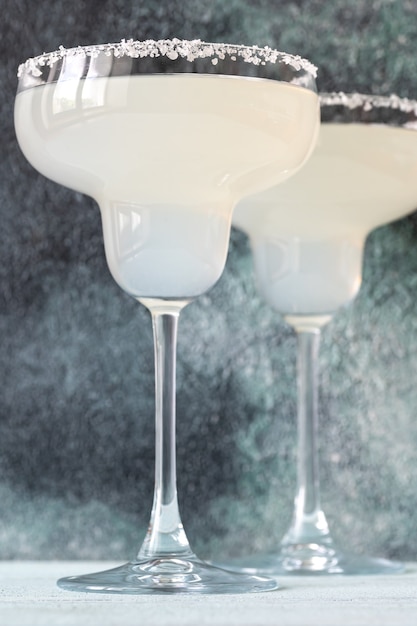 Due cocktail margarita sul muro grigio Sfondo