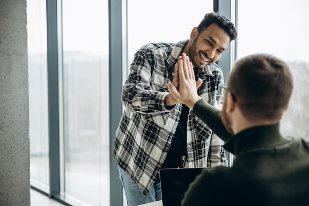 Due colleghi che lavorano insieme in ufficio