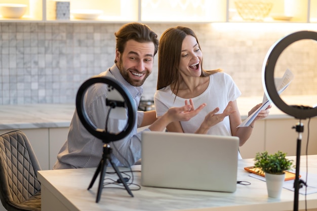 Due colleghi che tengono una videoconferenza online e sembrano eccitati