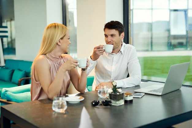 Due colleghi di lavoro che comunicano durante una pausa caffè in un bar Focus è sull'uomo