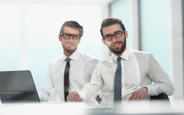 Due colleghi di lavoro seduti alla foto della scrivania con spazio per la copia