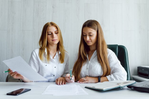 Due colleghi di sesso femminile in ufficio