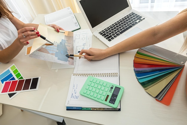 Due colleghi interior designer che discutono del colore per la ristrutturazione del piano della casa