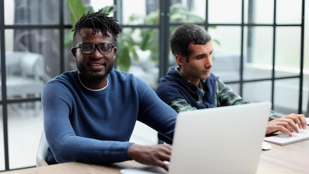 Due colleghi uomini che condividono idee creative utilizzando la tavoletta digitale