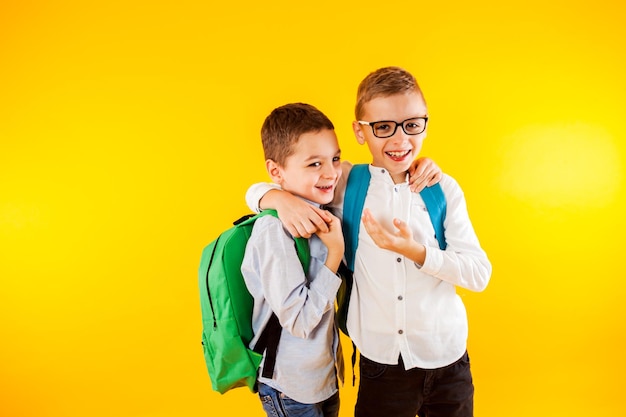 Due compagni di scuola stanno in un abbraccio e sorridono