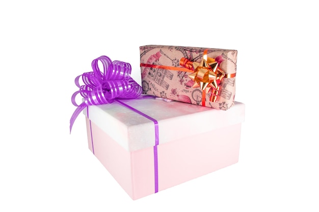 Due confezioni regalo con fiocchi isolati su sfondo bianco Foto del primo piano del regalo di Natale o di compleanno