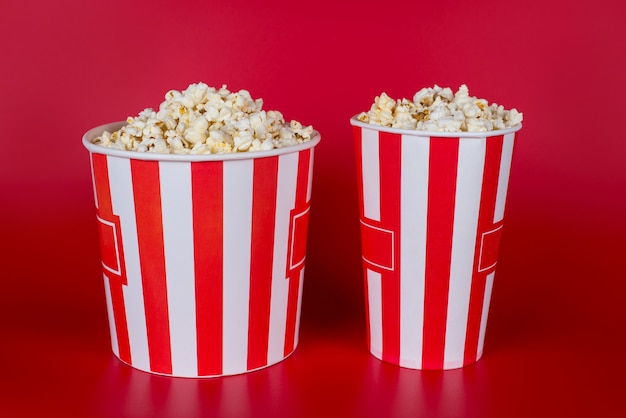 Due contenitori con popcorn isolati