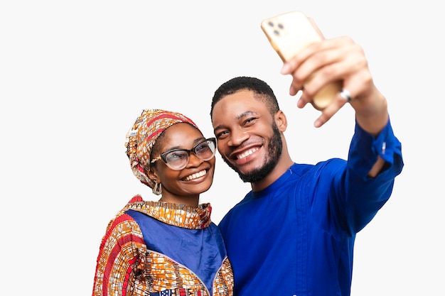 Due coppie africane felici che sorridono facendo uso del telefono cellulare per l'auto selfie