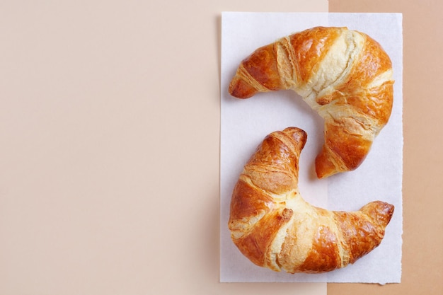 Due croissant freschi.