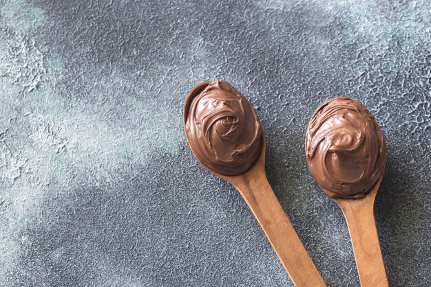 Due cucchiai di legno di crema al cioccolato