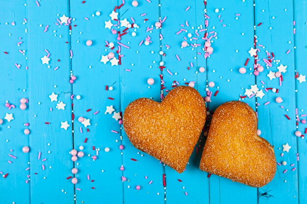 Due cuori di biscotti su uno sfondo di legno blu. San Valentino.