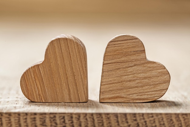 Due cuori di legno d'annata molto piccoli sulla macro del bordo di legno