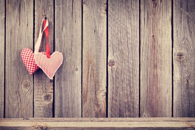 Due cuori di San Valentino sulla parete di legno rustica