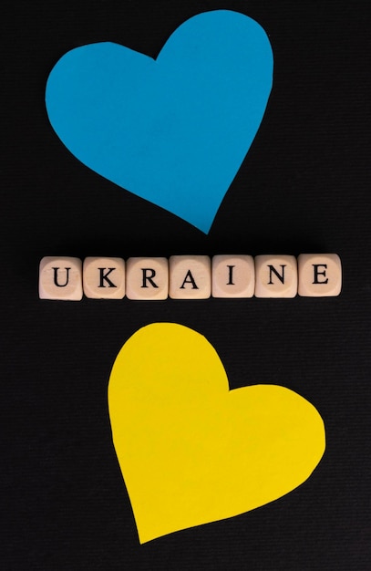 Due cuori nei colori della bandiera dell'Ucraina e della scritta Ucraina su sfondo nero