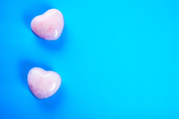 due cuori rosa su uno spazio blu. San Valentino o concetto di romanticismo