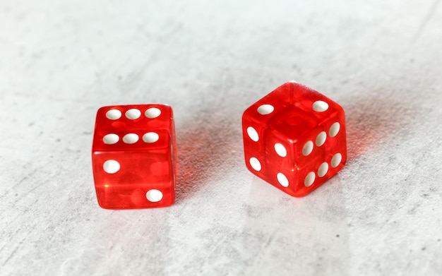 Due dadi rossi traslucidi sul bordo bianco che mostrano Easy Eight (numero 6 e 2)