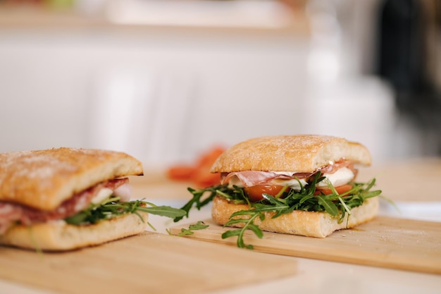 Due deliziosi panini italiani sul concetto di cibo sano di tavola di legno